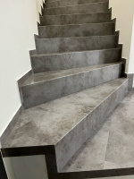  Ukazka-realizace-schody-s-vinylovou-podlahou-BUKOMA-STONE-CLICK-Beton-Kamen-Sedy